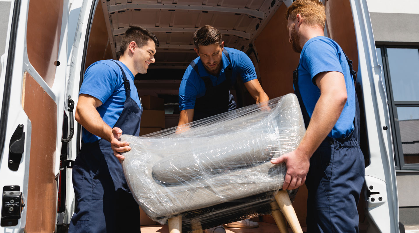 Matériels d'emballage professionnel disposés de manière organisée : cartons spécialisés, film plastique et étiquettes de couleur avec check-list d'organisation